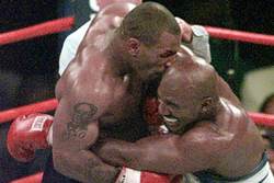 Tyson (trái) và cú cắn tai Holyfield 
 
